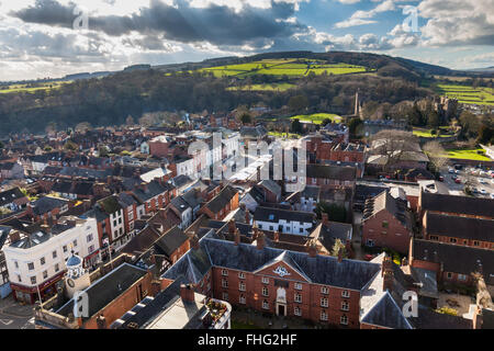 Blick über Ludlow Stadtzentrum, Schloss und Mortimer Wald von der Spitze des St Laurence Kirchturm, Ludlow, Shropshire Stockfoto