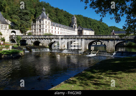 Brücke über den Fluss Dronne mit Abtei Saint-Pierre Stockfoto