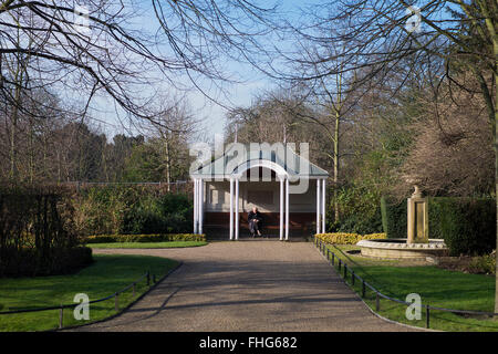 Rentner ruht im Regents Park frühen Monring im Winter London England Stockfoto