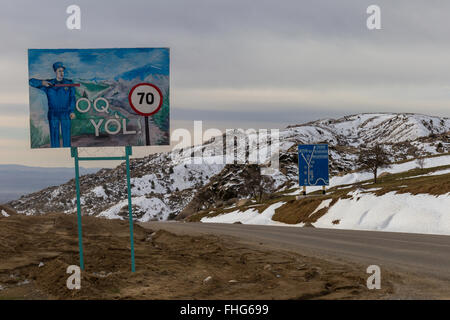 70 km/h Höchstgeschwindigkeit Zeichen am höchsten Punkt auf die M39 aus Samarkand Stockfoto