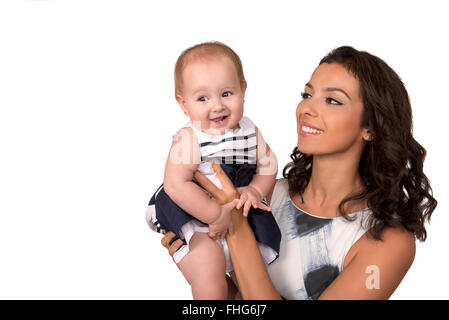 Portrait der glücklichen Mutter und Tochter auf weißem Hintergrund mit Kopie Raum. Familie, Beziehung, Liebe, Zuneigung. Stockfoto