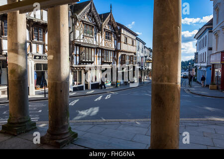 Broad Street, Ludlow, gesehen zwischen den Säulen des Buttercross, Shropshire, England, UK Stockfoto