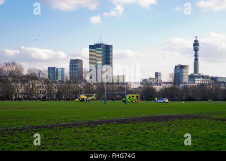 Air Ambulance landet im Regents Park im Winter London England Stockfoto