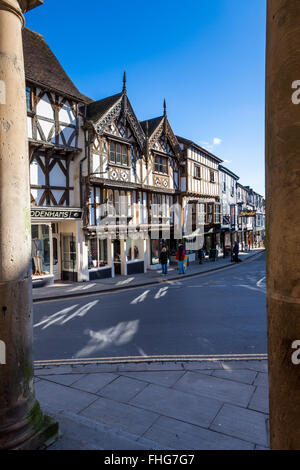 Broad Street, Ludlow, gesehen zwischen den Säulen des Buttercross, Shropshire, England, UK Stockfoto