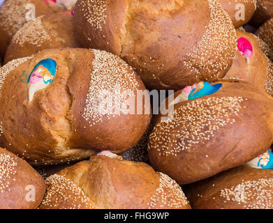 Traditionelle mexikanische Brot genannt Brot der Toten (Pan de Muerto) während der Tag der Toten Festlichkeiten in Mexiko gegessen. Stockfoto