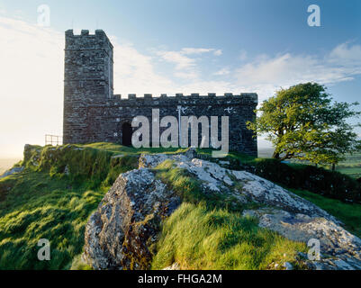 Zeigen Sie NNW von St. Michael de Rupe (der Felsen) Kirche, die Krönung des erodierten Gipfels Brentor erloschenen Vulkankegel W Dartmoor, Devon an Stockfoto