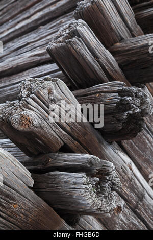 Ecke Holzkonstruktion aus alten dunklen Holzhaus Blockstamm Stockfoto