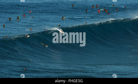 MAUI, HAWAII, USA-Dezember 10, 2014: Unbekannter Surfer sind eine große Welle an Kiefer Reiten. Stockfoto