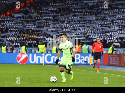 Kiew, Ukraine. 24. Februar 2016. Sergio Agüero von Manchester City steuert eine Kugel während der UEFA Champions League Runde der 16 Fußball Spiel FC Dynamo Kyiv Vs Manchester City im NSC Olimpiyskyi Stadium in Kiew, am 24. Februar 2016. Sergio Agüero und Man.City gewann 3: 1. Bildnachweis: Oleksandr Prykhodko/Alamy Live-Nachrichten Stockfoto