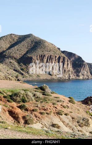 Schroffe und felsige Küste bei Isleta del Moro, Nationalpark Cabo de Gata Nijar, Almeria, Spanien. Stockfoto
