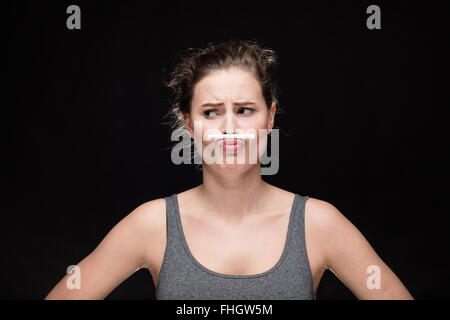 junge Frau mit Zigarette Schnurrbart, Rauchen Konzept auf schwarzem Hintergrund Stockfoto