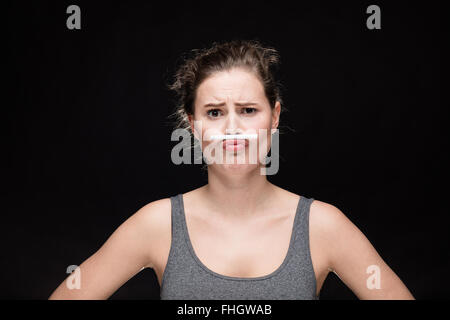 junge Frau mit Zigarette Schnurrbart, Rauchen Konzept auf schwarzem Hintergrund Stockfoto