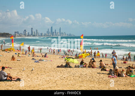 Burleigh Heads Beach und Surfers Paradise in der Ferne an der Queensland Gold Coast, Australien, sonnen sich die Menschen Stockfoto