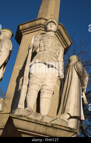 Builth Wells, Wales das Kriegerdenkmal mit Figuren der ein Soldat, Matrose, Flieger und Merchant Seaman entstand im Jahre 1924 Stockfoto