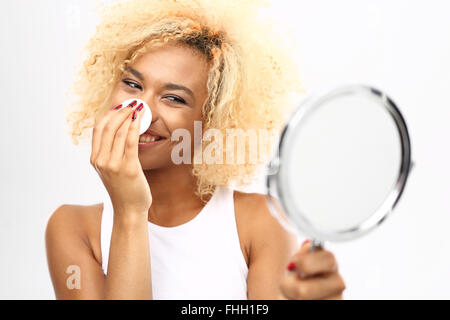 Clinique. Das Gesicht mit einem Wattepad Hautreinigung. Waschen Sie Make-up. Kosmetik, Reinigung der Gesichtshaut Stockfoto