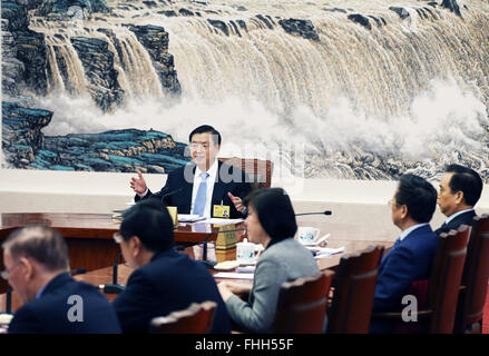 Peking, China. 25. Februar 2016. Zhang Dejiang (hinten), Vorsitzender des ständigen Ausschusses von China der nationalen Volksarmee Kongress (NPC), führt den Vorsitz in der 64. chairpersons'meeting des 12. NPC ständigen Ausschusses, in Peking, Hauptstadt von China, 25. Februar 2016. © Yao Dawei/Xinhua/Alamy Live-Nachrichten Stockfoto