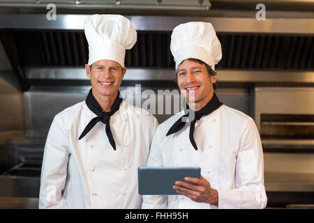 Küchenteam mit TabletPC Stockfoto