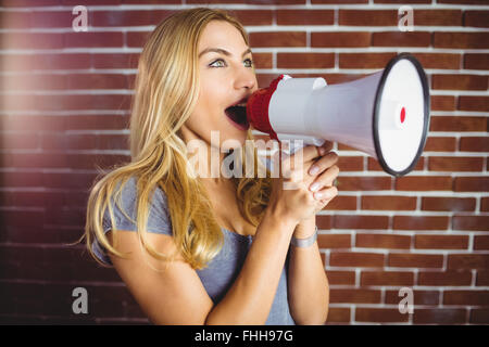 Frau durch Megaphon schreien Stockfoto