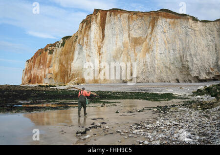 Kreidefelsen und Fischer in Les Petites Dalles, Normandie, Frankreich Stockfoto