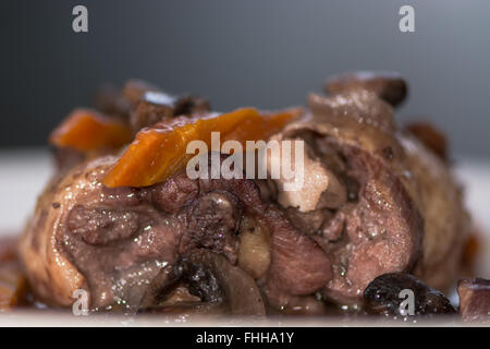 Coq Au Vin Detail von der Seite. Klassische französische Gericht zubereitet Huhn in Rotwein mit Gemüse serviert Stockfoto