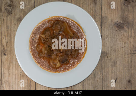 Lamm Navarin von oben. Französisch Frühling Eintopf mit Lamm und Gemüse von einem Restaurant Koch zubereitet Stockfoto