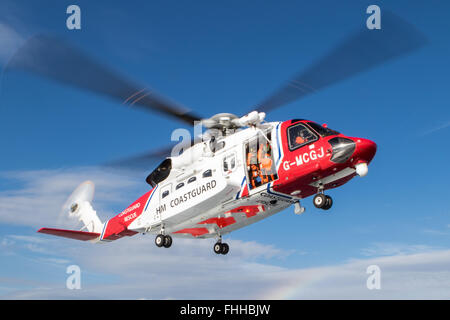 HM Coastguard Rescue Helikopter G-MCGJ auf Übung in Cardigan Bay aus Pwllheli Gwynedd © Alan Dop Alamy Live News Stockfoto