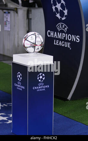 Kiew, Ukraine. 24. Februar 2016. Offizieller UEFA Champions League 2016 Saison Ball (Adidas Finale Milano) während der UEFA Champions League Runde der 16 Fußball Spiel FC Dynamo Kyiv-Manchester City FC im NSC Olimpiyskyi Stadium in Kiew, am 24. Februar 2016. Bildnachweis: Oleksandr Prykhodko/Alamy Live-Nachrichten Stockfoto