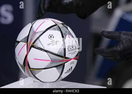 Kiew, Ukraine. 24. Februar 2016. Offizieller UEFA Champions League 2016 Saison Ball (Adidas Finale Milano) während der UEFA Champions League Runde der 16 Fußball Spiel FC Dynamo Kyiv-Manchester City FC im NSC Olimpiyskyi Stadium in Kiew, am 24. Februar 2016. Bildnachweis: Oleksandr Prykhodko/Alamy Live-Nachrichten Stockfoto