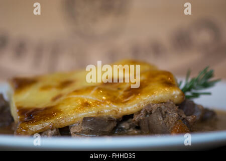 Steak und Kidney Pie. Französisches Restaurant Küche beeinflusst von einem traditionellen englischen Rezept, präsentiert auf einem weißen Teller Stockfoto