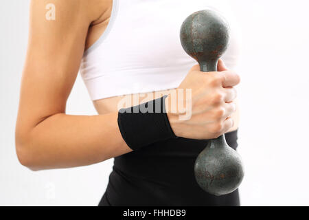 Frau mit einer Hantel ein Band, das Handgelenk zu stabilisieren. Kompression gemeinsame Stabilisator hand Stockfoto