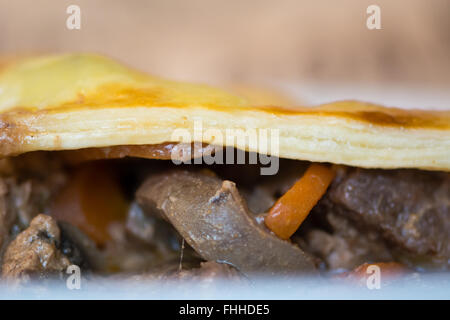 Steak und Kidney Pie. Französisches Restaurant Küche beeinflusst von einem traditionellen englischen Rezept, präsentiert auf einem weißen Teller Stockfoto