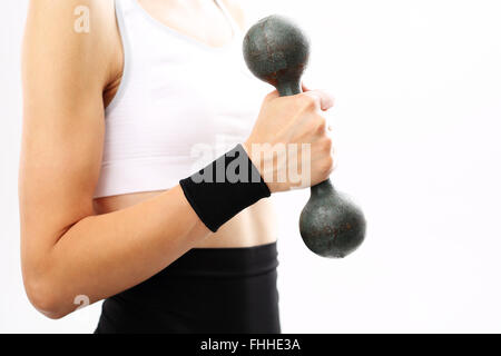 Frau mit einer Hantel ein Band, das Handgelenk zu stabilisieren. Kompression gemeinsame Stabilisator hand Stockfoto