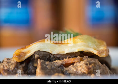 Steak und Kidney Pie. Französisches Restaurant Küche beeinflusst von einem traditionellen englischen Rezept, präsentiert auf einem weißen Teller Stockfoto