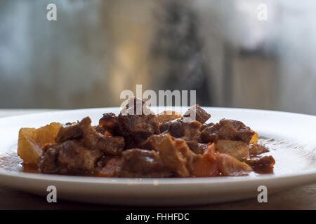 Lamm Navarin auf Teller von Seite. Französisch Frühling Eintopf mit Lamm und Gemüse, zubereitet von Chefkoch des Restaurants Stockfoto