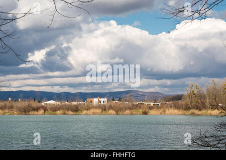 Häuser am Rande eines Dorfes befindet sich hinter dem See Stockfoto