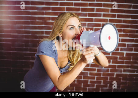 Frau durch Megaphon schreien Stockfoto