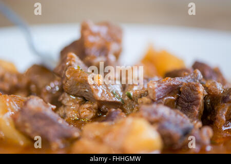 Lamm Navarin Detail auf Gabel. Französisch Frühling Eintopf mit Lamm und Gemüse, zubereitet von Chefkoch des Restaurants Stockfoto