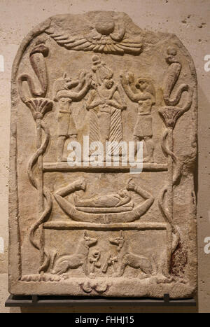 Römischer Zeit. Funerary Stele. Abydos, Ägypten. 1. Jahrhundert. Wiedergeburt des Verstorbenen. Aufgelösten mit Osiris und Anubis und gold falcon Stockfoto