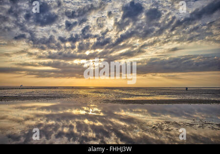 Deutschland, Dithmarschen, Friedrichskoog-Spitze, Sonnenuntergang an der Nordsee-Nordsee Stockfoto
