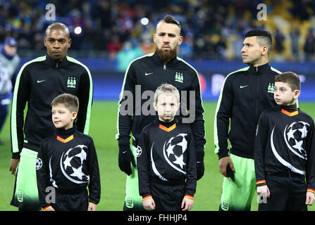 Kiew, Ukraine. 24. Februar 2016. Fußballspieler (Manchester City) (Fernandinho, Sergio Agüero und Nicolas Otamendi) offizielle Hymne zu hören, bevor der UEFA Champions League Runde der 16 Fußball Spiel FC Dynamo Kyiv-Manchester City FC im NSC Olimpiyskyi Stadium in Kiew, am 24. Februar 2016. Man.City gewann 3: 1. Bildnachweis: Oleksandr Prykhodko/Alamy Live-Nachrichten Stockfoto