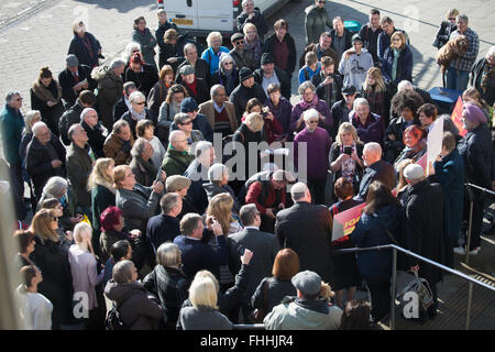 Warwick, Großbritannien. 25. Februar 2016. Jeremy Corbyn in Warwick, Cllr Julie Jackson, der arbeitsrechtlichen Kandidat für Warwickshire & Kriminalität Polizei Kommissar Credit zu unterstützen: Lovethephoto/Alamy Live-Nachrichten Stockfoto