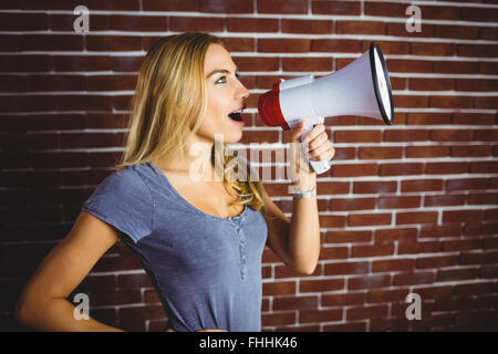 Frau durch Megaphon schreien Stockfoto