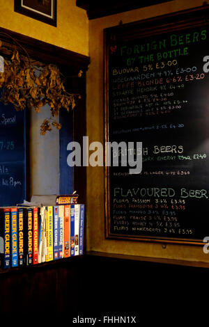 gutes Bier Reiseführer in traditionellen echtes Ale Kneipe in England uk Stockfoto