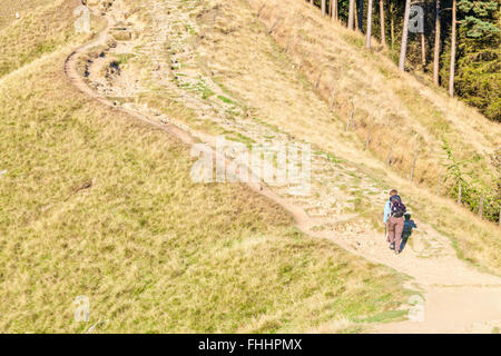 Einsame hillwalker. Wanderer zu Fuß auf den Hügel an der Rückseite Tor an einem Herbstabend. Die große Ridge, Derbyshire, Peak District National Park, England, Großbritannien Stockfoto