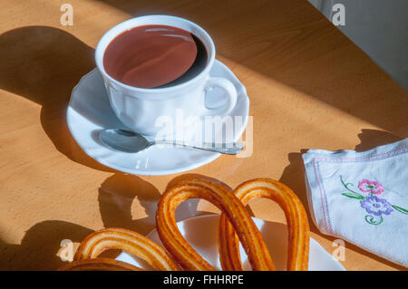 Spanische Frühstück: Schokolade mit Churros. Madrid, Spanien. Stockfoto