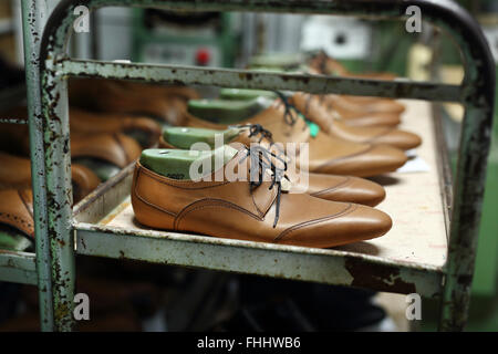 Bücherregal in der Studio-Schuster an die eingestellte Paare von eleganten Herrenschuhe. Elegante Herren Schuhe nach Maß angefertigt. Stockfoto