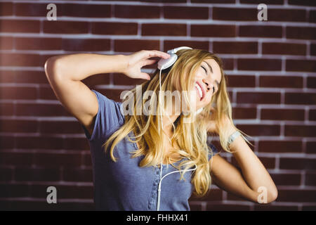 Frau Musik hören Stockfoto