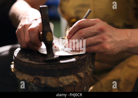 Labor-Schuster. Hocker Schuster, Schuhmacher Zubehör. Bücherregal mit Schuhen. Elegante Herren Schuhe nach Maß angefertigt. Stockfoto