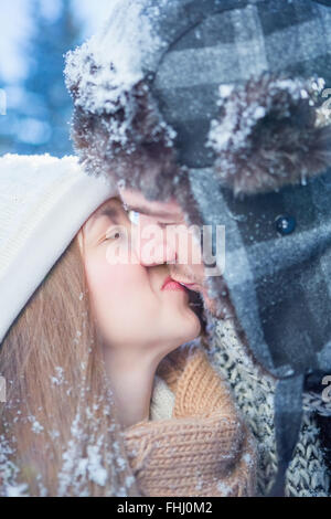 Schöne junge Paar küssen Stockfoto