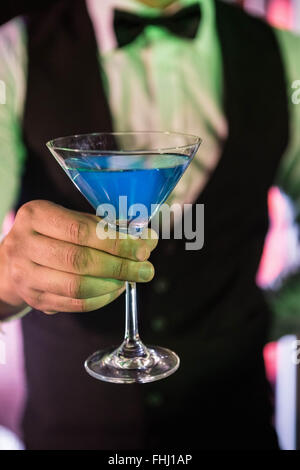 Nahaufnahme der Barkeeper Cocktail Glas serviert Stockfoto